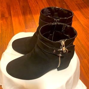 Suede black booties with zipper and buckle